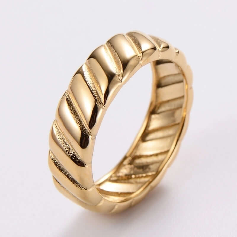 Golden Twist Ring aus 18 Karat vergoldeten Edelstahl