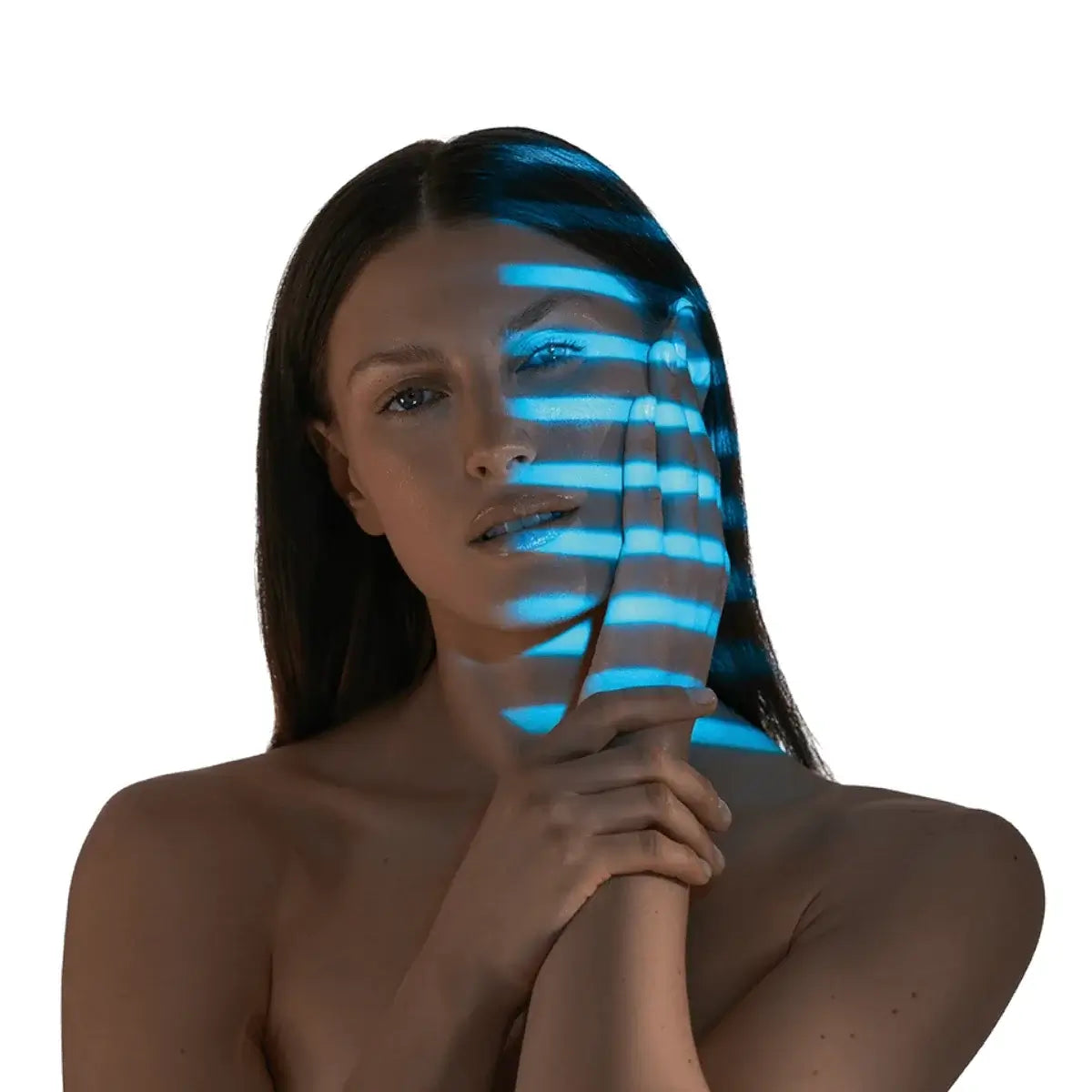 Anwendungsfoto_Frau_mit_gruenen_Augen_und_braunem_Haar_Lasertherapie_mit_blauem_Laser_auf_dem_Gesicht