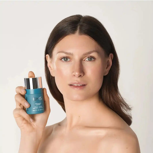 Frau_mit_gruenen_Augen_und_braunem_Haar_oberkoerper_frei_haelt_QMS_Collagen_System_in_der_Hand