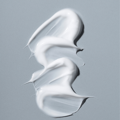 Augencreme gegen Trockenheitsfältchen auf grauem Hintergrund, pasteuse Textur für strahlende Augen.