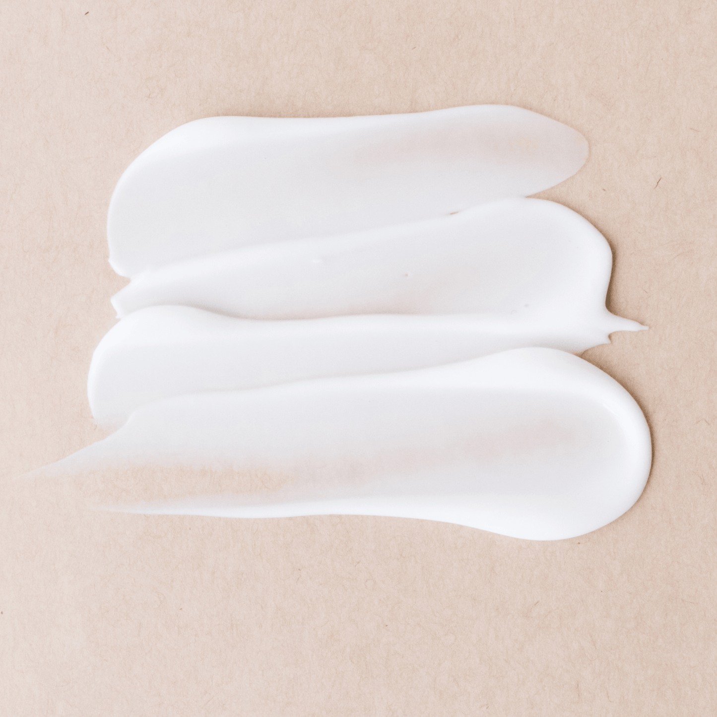 Night Repair – Regenerierende Nachtcreme, cremige Textur auf beige Hintergrund