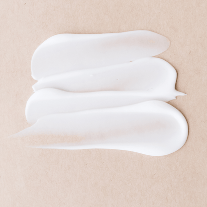 Night Repair – Regenerierende Nachtcreme, cremige Textur auf beige Hintergrund